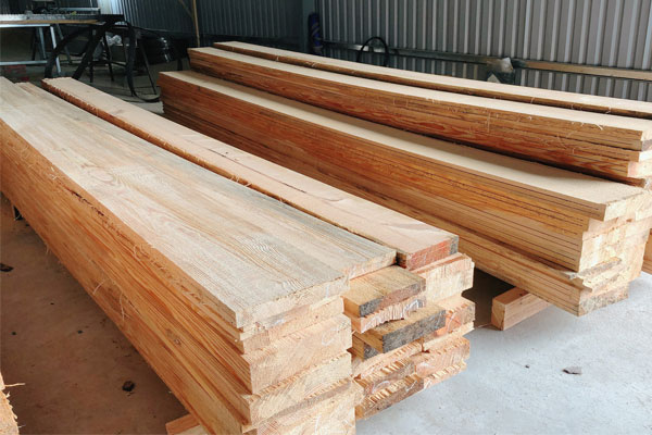 Bước 2: Xẻ gỗ thành tấm nhỏ Bước 2: Xẻ gỗ thành tấm nhỏ
