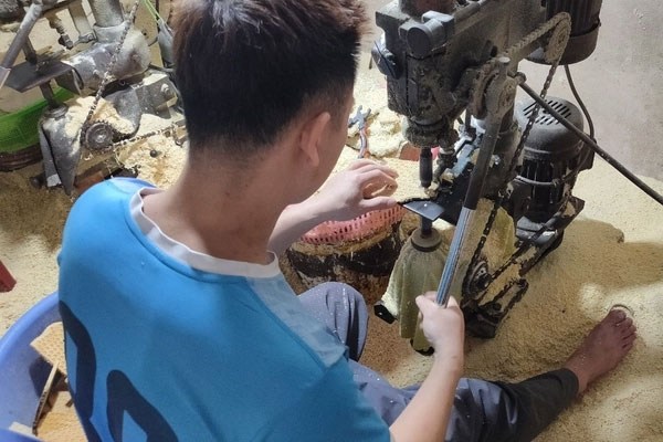 Bước 3: Dập khuôn tạo hạt gỗ tròn Bước 3: Dập khuôn tạo hạt gỗ tròn