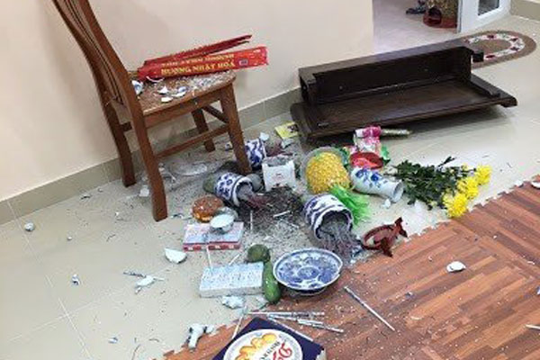 Bàn thờ bị mọt ảnh hưởng nghiêm trọng không chỉ về tâm linh mà cỏn độ an toàn cho các thành viên. Bàn thờ bị mọt ảnh hưởng nghiêm trọng không chỉ về tâm linh mà cỏn độ an toàn cho các thành viên.