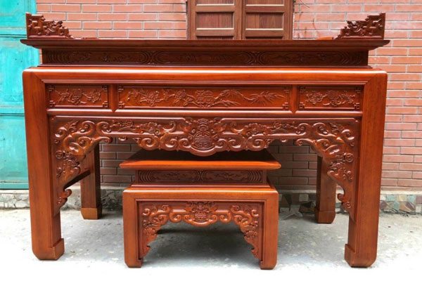 Bàn thờ gia tiên làm từ gỗ Gụ