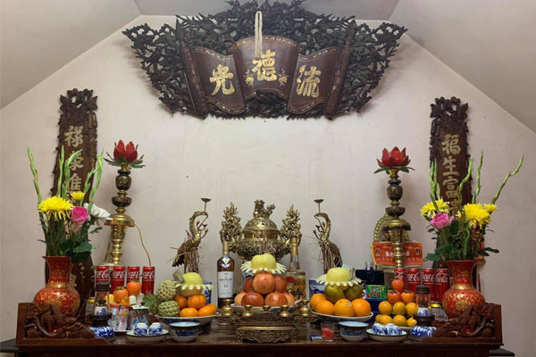 Sắp xếp bàn thờ gọn gàng ngăn nắp cũng là điều mà gia chủ cần chú ý vào ngày lễ tết. Sắp xếp bàn thờ gọn gàng ngăn nắp cũng là điều mà gia chủ cần chú ý vào ngày lễ tết.
