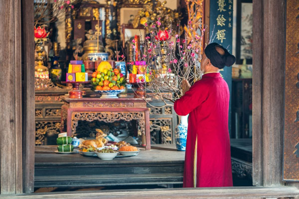 Việc thờ cúng tổ tiên là nét đẹp trong văn hóa truyền thống của dân tộc Việt Nam.