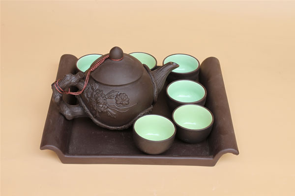 Bộ ấm trà cúng nhỏ thường gồm một ấm trà, sáu tách trà và một đĩa để đặt ấm chén.