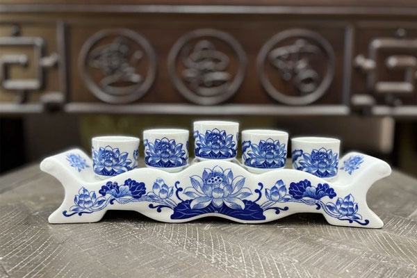 Kỷ chén và nậm rượu bàn thờ