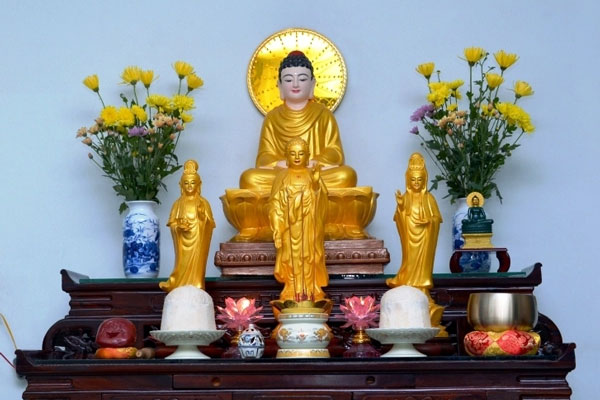 Bàn thờ Phật là không gian linh thiêng được người tu tập tạo ra tại nhà. Bàn thờ Phật là không gian linh thiêng được người tu tập tạo ra tại nhà.