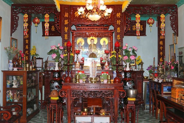 Bàn thờ Gia Tiên là vị trí linh thiêng trong mỗi gia đình Việt Nam Bàn thờ Gia Tiên là vị trí linh thiêng trong mỗi gia đình Việt Nam