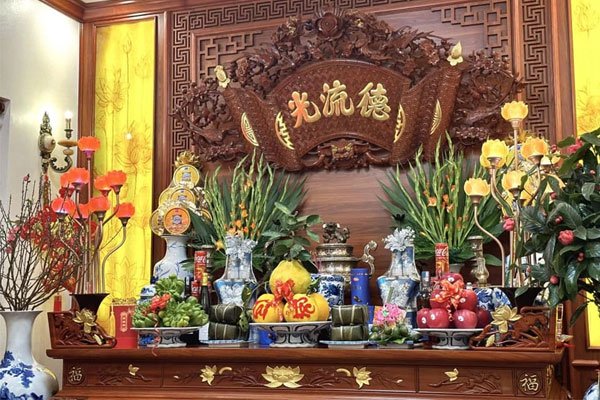 Nghệ thuật cắm hoa bàn thờ là ngôn ngữ tinh tế của sự tôn vinh và kính trọng.
