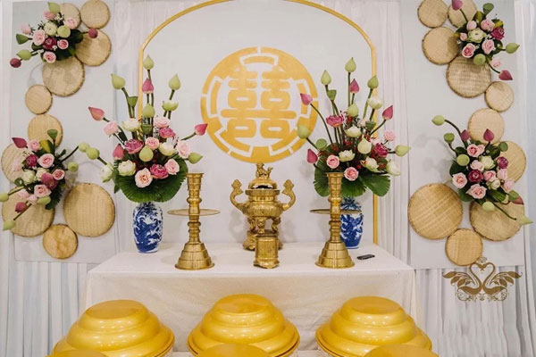 Cách cắm hoa bàn thờ gia tiên đẹp và trang trọng.
