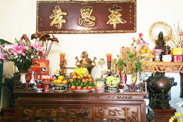 Hoa tươi cắm bàn thờ