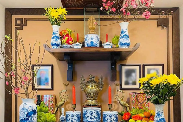 Lựa chọn hoa có màu sắc và hình dáng phù hợp với không gian và phong cách bàn thờ.