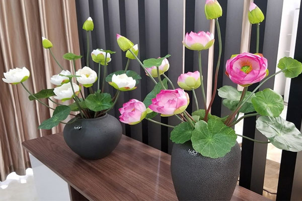 Việc sử dụng hoa giả có thể làm mất đi sự thông thoáng và thanh tịnh của phòng thờ.
