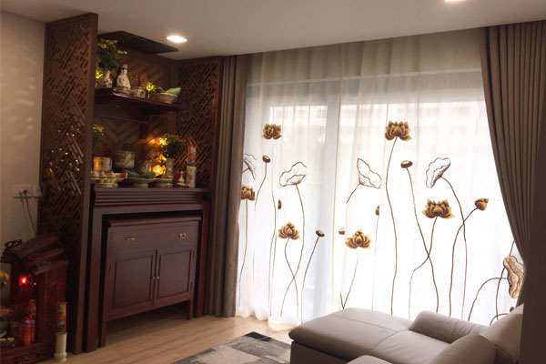 Rèm bàn thờ giúp tôn lên vẻ trang trọng và thẩm mỹ của không gian thiêng liêng. Rèm bàn thờ giúp tôn lên vẻ trang trọng và thẩm mỹ của không gian thiêng liêng.