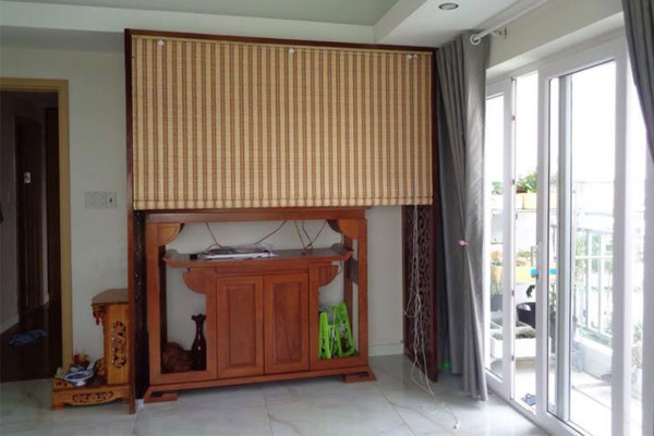 Cần xác định vị trí của bàn thờ để treo rèm cho phù hợp.