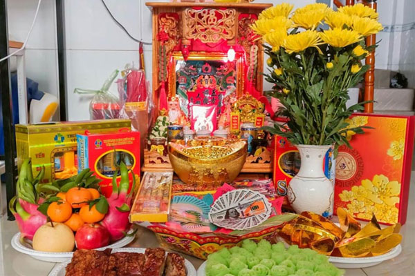 Hoa mẫu đơn, hoa hồng, hoa đồng tiền,...là những loài hoa thường được sử dụng để cắm trên bàn thờ. Hoa mẫu đơn, hoa hồng, hoa đồng tiền,...là những loài hoa thường được sử dụng để cắm trên bàn thờ.