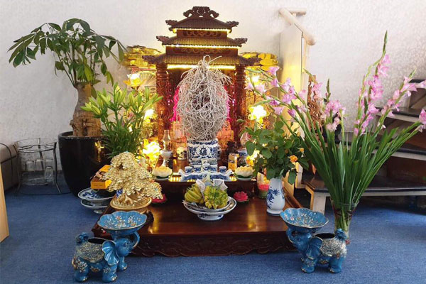 Không sử dụng cây cảnh, hoa thờ giả, đồ nhựa trên bàn thờ. Không sử dụng cây cảnh, hoa thờ giả, đồ nhựa trên bàn thờ.