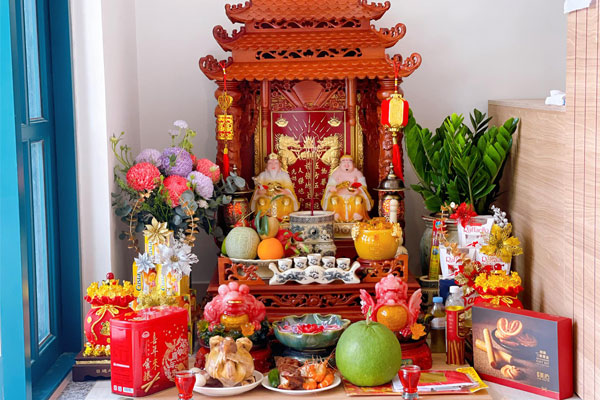 Bàn thờ Thần Tài cần được lau chùi thường xuyên để giữ cho không gian thờ cúng luôn sạch sẽ Bàn thờ Thần Tài cần được lau chùi thường xuyên để giữ cho không gian thờ cúng luôn sạch sẽ