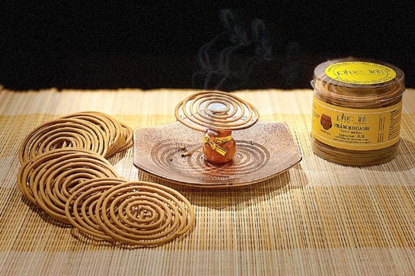 Có nên đốt trầm hương trên bàn thờ không Có nên đốt trầm hương trên bàn thờ không