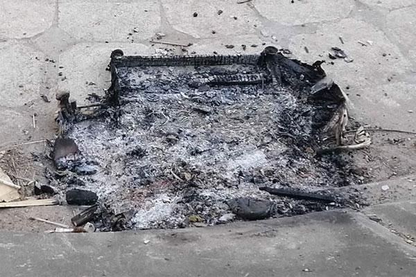 Đốt bàn thờ cũ là phương pháp thường được sử dụng. Đốt bàn thờ cũ là phương pháp thường được sử dụng.