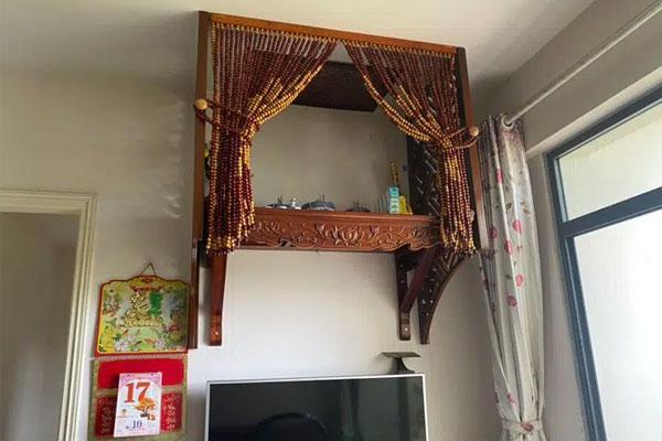 Có nên sử dụng gỗ thông để làm rèm bàn thờ không