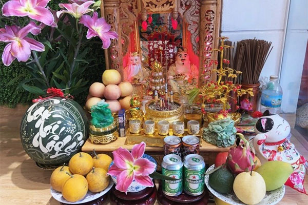 Cần đặt bàn thờ tại những vị trí có nhiều ánh sáng tránh khu vực ẩm ướt tối tăm. Cần đặt bàn thờ tại những vị trí có nhiều ánh sáng tránh khu vực ẩm ướt tối tăm.