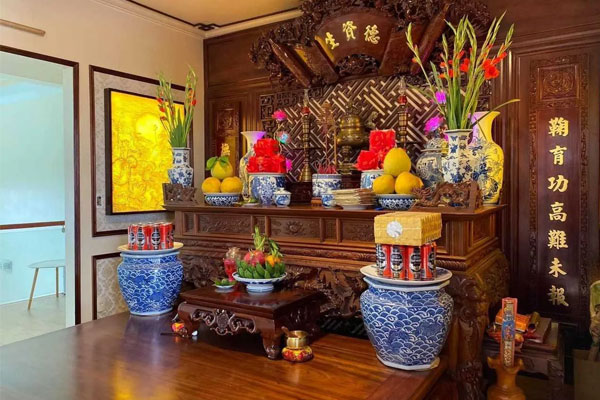Nên đặt bàn thờ ở vị trí và phù hợp với phong cách trang trí của không gian căn phòng thờ. Nên đặt bàn thờ ở vị trí và phù hợp với phong cách trang trí của không gian căn phòng thờ.