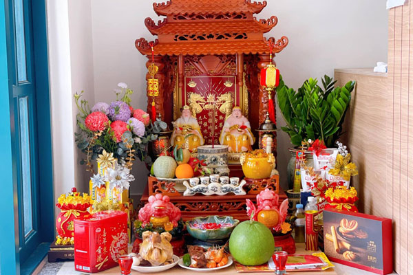 Bàn thờ thần tài thổ công cần đặt tại vị trí quan trọng để thể hiện lòng thành kính của gia chủ. Bàn thờ thần tài thổ công cần đặt tại vị trí quan trọng để thể hiện lòng thành kính của gia chủ.