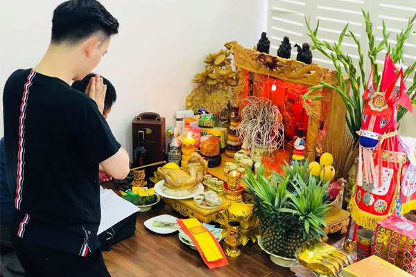 Lễ chuyển và đọc văn khấn nên do nam chủ nhân thực hiện để thể hiện sự kính trọng đối với ông bà tổ tiên. Lễ chuyển và đọc văn khấn nên do nam chủ nhân thực hiện để thể hiện sự kính trọng đối với ông bà tổ tiên.