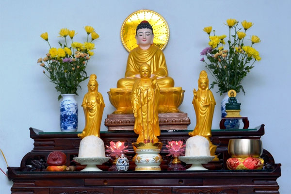 Đối với bàn thờ Phật lựa chọn hướng đặt đẹp nhất là hướng ra cửa chính. Đối với bàn thờ Phật lựa chọn hướng đặt đẹp nhất là hướng ra cửa chính.