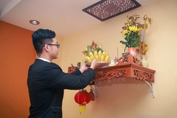 Vị trí lý tưởng để đặt bàn thờ Ông Táo là song song với hướng của bếp. Vị trí lý tưởng để đặt bàn thờ Ông Táo là song song với hướng của bếp.