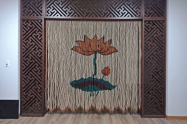Chọn rèm hạt gỗ hợp màu sắc phong thủy