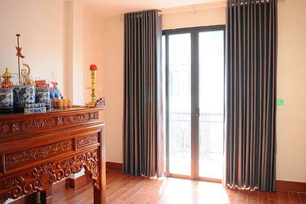 Nên chọn mẫu rèm có màu sắc ấm cúng và trang trọng