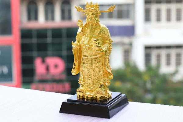 Nguồn gốc của ông thần tài trong văn hóa Phật Giáo tại Tây Tạng được mô tả thông qua năm vị thần tài.