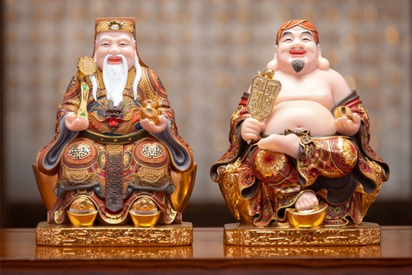 Bàn thờ thần tài thường được đặt ở góc khuất và có tục lệ kiêng kỵ quét nhà và dọn rác vào 3 ngày tết.