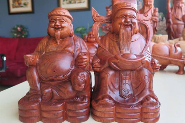 Chân dung tượng 2 vị đều có ngoại hình giống hệt nhau, cùng ở trần, mặt mũi rất ưa nhìn, nụ cười tươi tắn
