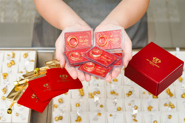 Mua vàng là việc mà nhiều người dân thường làm trong ngày vía thần tài.