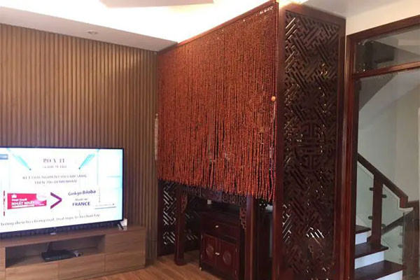 Rèm hạt gỗ Hương với màu sắc tự nhiên tạo nên sự hài hòa, phù hợp với không gian thiêng liêng Rèm hạt gỗ Hương với màu sắc tự nhiên tạo nên sự hài hòa, phù hợp với không gian thiêng liêng