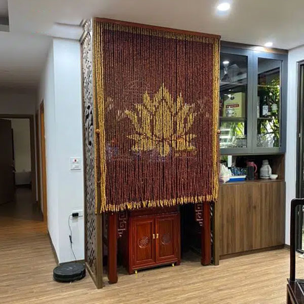 Rèm che bàn thờ có tác dụng che chắn ánh nắng chiếu vào phòng thờ hiệu quả