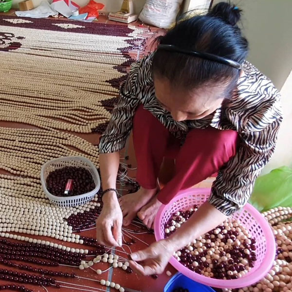 Quy trình sản xuất rèm hạt gỗ đều qua các bước thủ công