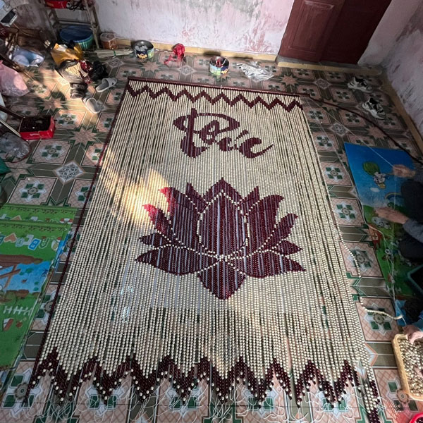 Rèm hạt gỗ Bồ Đề chữ Phúc kết hợp Hoa Sen được làm từ chất liệu gỗ bền đẹp