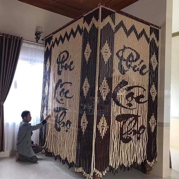 Hạt gỗ trên rèm đều được gia công cẩn thận, bề mặt trơn nhẵn, kích thước đồng đều