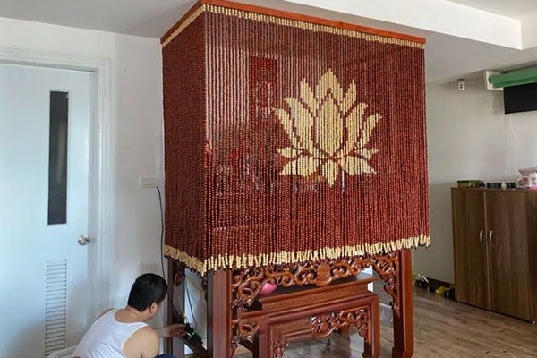 Rèm Hạt Gỗ Bồ Đề Mẫu Hoa Sen mang đến nhiều ý nghĩa tâm linh sâu sắc. Rèm Hạt Gỗ Bồ Đề Mẫu Hoa Sen mang đến nhiều ý nghĩa tâm linh sâu sắc.