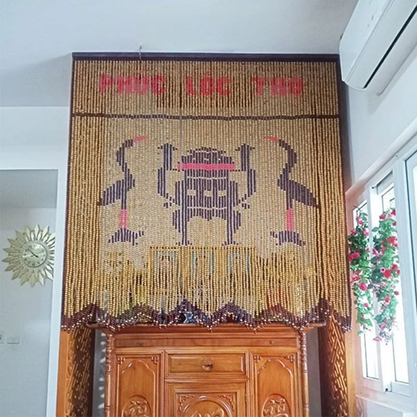 Việc sử dụng rèm hạt gỗ Hương Đỉnh Hạc mang đến sự linh thiêng cho không gian của căn phòng. Việc sử dụng rèm hạt gỗ Hương Đỉnh Hạc mang đến sự linh thiêng cho không gian của căn phòng.
