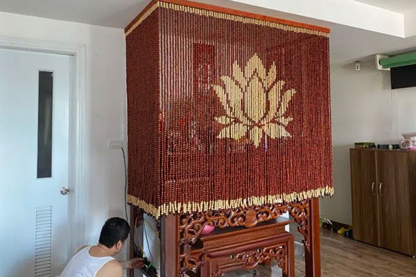 Rèm hạt gỗ Hương họa tiết Hoa Sen mang đến vẻ đẹp tự nhiên và tâm linh theo phong cách phương Đông.