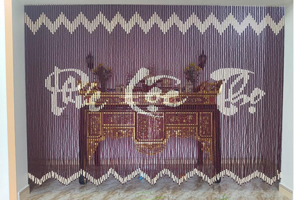 Rèm hạt gỗ pơ mu chữ Phúc Lộc Thọ ngang mang ý nghĩa phong thủy sâu sắc.