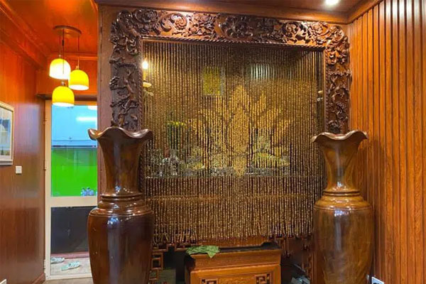Rèm bàn thờ hạt gỗ Bách Xanh mang lại vẻ đẹp tự nhiên và giá trị tâm linh.