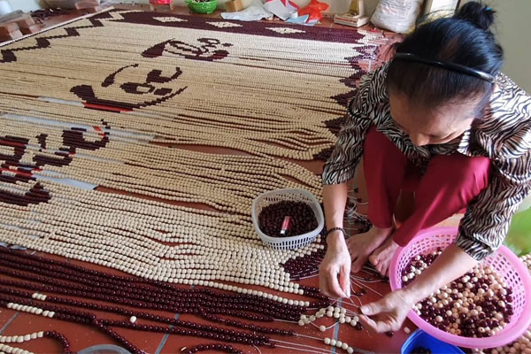 Quy trình sản xuất rèm bàn thờ hạt gỗ Pơ Mu