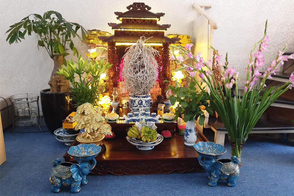 Vị trí đặt bàn thờ các vị thần tài, thổ địa giúp thu hút may mắn và tài lộc cho gia chủ.
