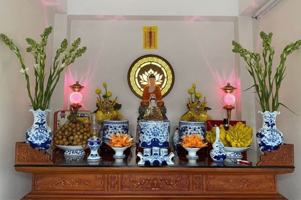Bàn thờ nên được bố trí ở những khu vực yên tĩnh, thanh tịnh trong nhà Bàn thờ nên được bố trí ở những khu vực yên tĩnh, thanh tịnh trong nhà