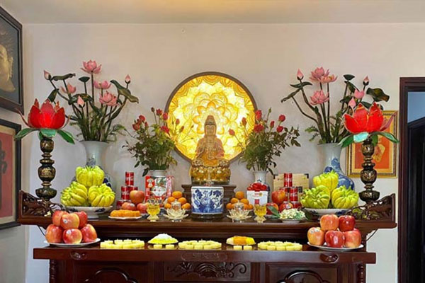 Ưu tiên đặt bàn thờ tại những vị trí có ánh sáng dịu nhẹ, ấm áp thường là ánh vàng nhạt, vàng cam Ưu tiên đặt bàn thờ tại những vị trí có ánh sáng dịu nhẹ, ấm áp thường là ánh vàng nhạt, vàng cam