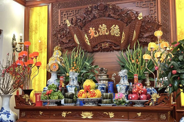 Trang trí bàn thờ ngày Tết thể hiện tinh thần "uống nước nhớ nguồn" của dân tộc.